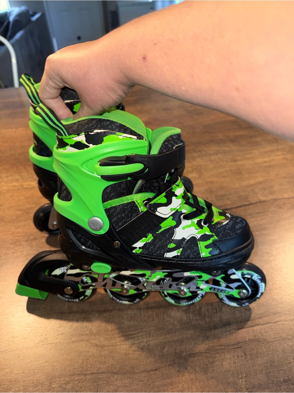 Kuxuan Adjustable Inline Skates Light Up Wheels Green Camo Roller Blades - Picture 5 of 7